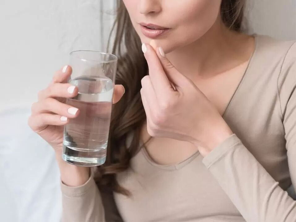 Tome las cápsulas Ocuvit con agua limpia. 