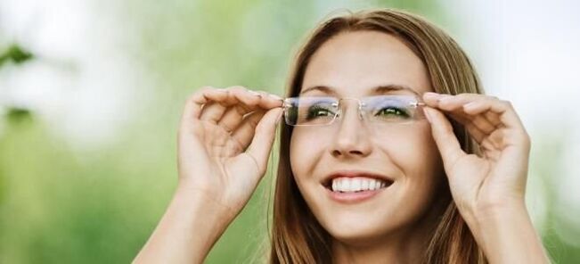 Las gafas ayudan a mejorar la visión con la miopía y la intensidad