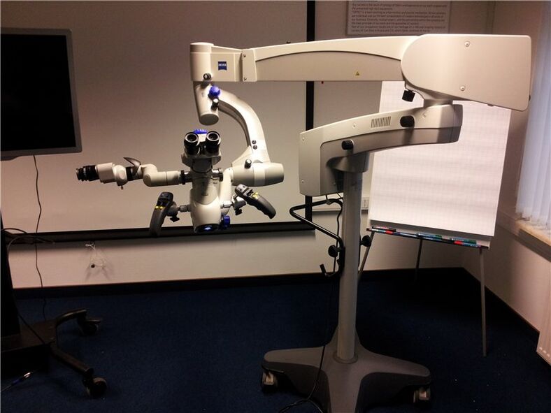 Las operaciones en los ojos se realizan utilizando un microscopio muy preciso