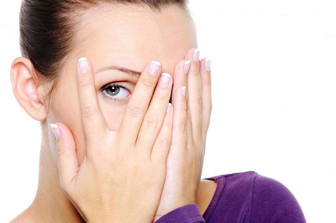 ejercicio para los ojos a través de los dedos